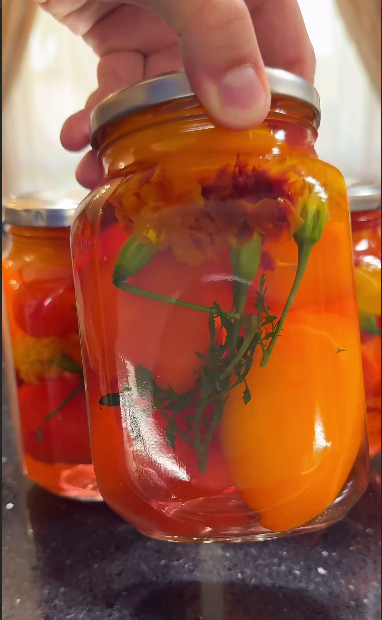 Рецепт, тих самих «Оксамитових помідорів»! Неймовірно смачні і запашні помідори з чорнобривцями на зиму