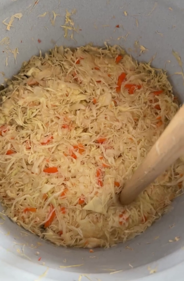 Квашену капусту, вже понад 15 років готуємо тільки так! Дуже смачна, хрумка і довго зберігається!