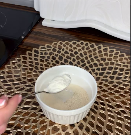 Міні піци по-домашньому! Рецептів піци безліч! У кожної господині є свій фірмовий рецепт, а у нас люблять саме таку піцу з кунжутом!