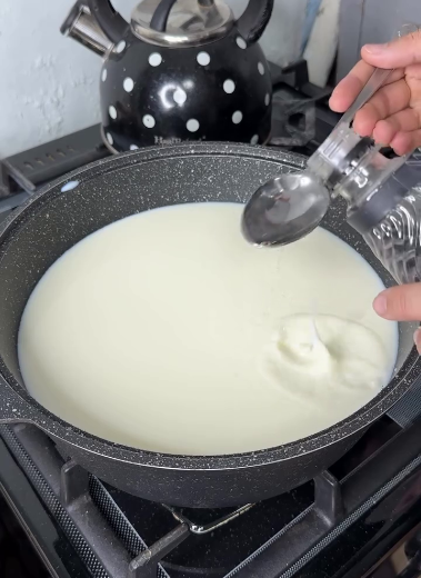 Простіше рецепту не знайдете! Показую, як приготувати справжню моцареллу в домашніх умовах! Потрібно лише 2 л молока і сіль!