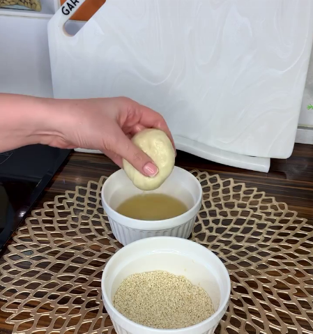 Міні піци по-домашньому! Рецептів піци безліч! У кожної господині є свій фірмовий рецепт, а у нас люблять саме таку піцу з кунжутом!