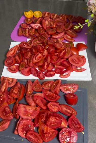 Дуже смачні оригінальні помідори на зиму половинками - готую їх у пікантному маринаді, який випиваємо до останньої краплі!