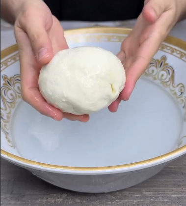 Простіше рецепту не знайдете! Показую, як приготувати справжню моцареллу в домашніх умовах! Потрібно лише 2 л молока і сіль!