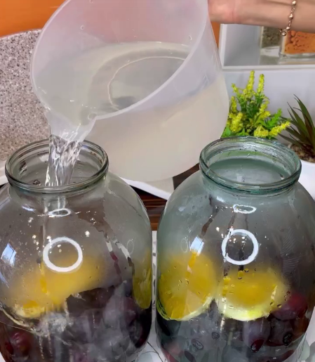 Цей компот летить у нас найперший взимку! Компот зі слив на зиму - рецепт БЕЗ стерилізації на 3 л банку