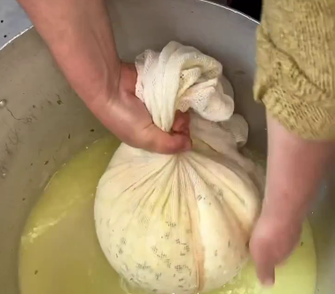 Цей чудовий сир із тархуном Ви зможете приготувати самі! Неймовірно смачний і ніжний сирочок виходить