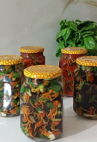 Рулетики із баклажанів на зиму. Така закуска прикрасить будь-яке застілля! Неймовірно смачні, апетитні і красиві овочі в банці