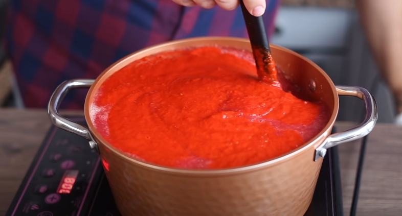 Мегрельський соус на зиму з помідорів, перцю і часнику - він дуже смачний, гостренький, а до шашлика просто "пісня"