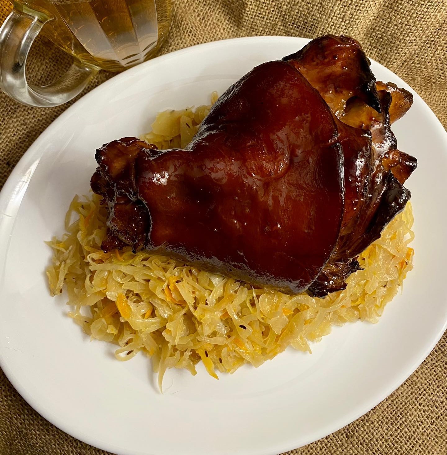 Бомбезне поєднання! Рулька в квасі з квашеною капустою - це нереальна смакота!