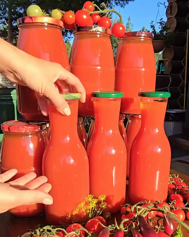 Показую, як я готую смачний томатний сік БЕЗ соковижималки на зиму! Це кращий рецепт з усіх, які я знаю!