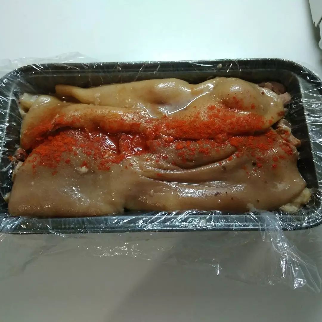 Таку закуску я готую завжди і на свято і в будні! Сальтисон зі свинної рульки - це дуже смачно і готується просто!