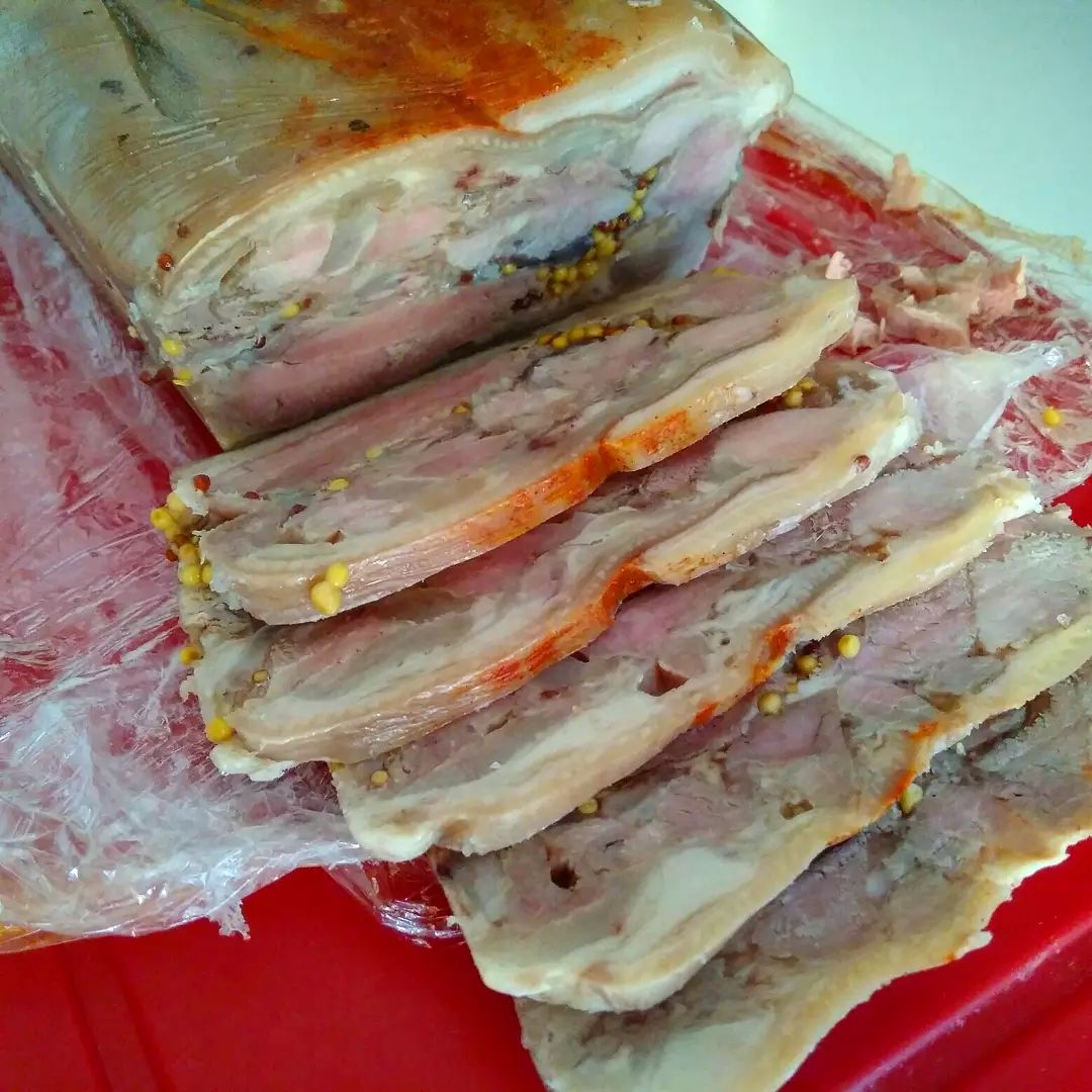 Таку закуску я готую завжди і на свято і в будні! Сальтисон зі свинної рульки - це дуже смачно і готується просто!