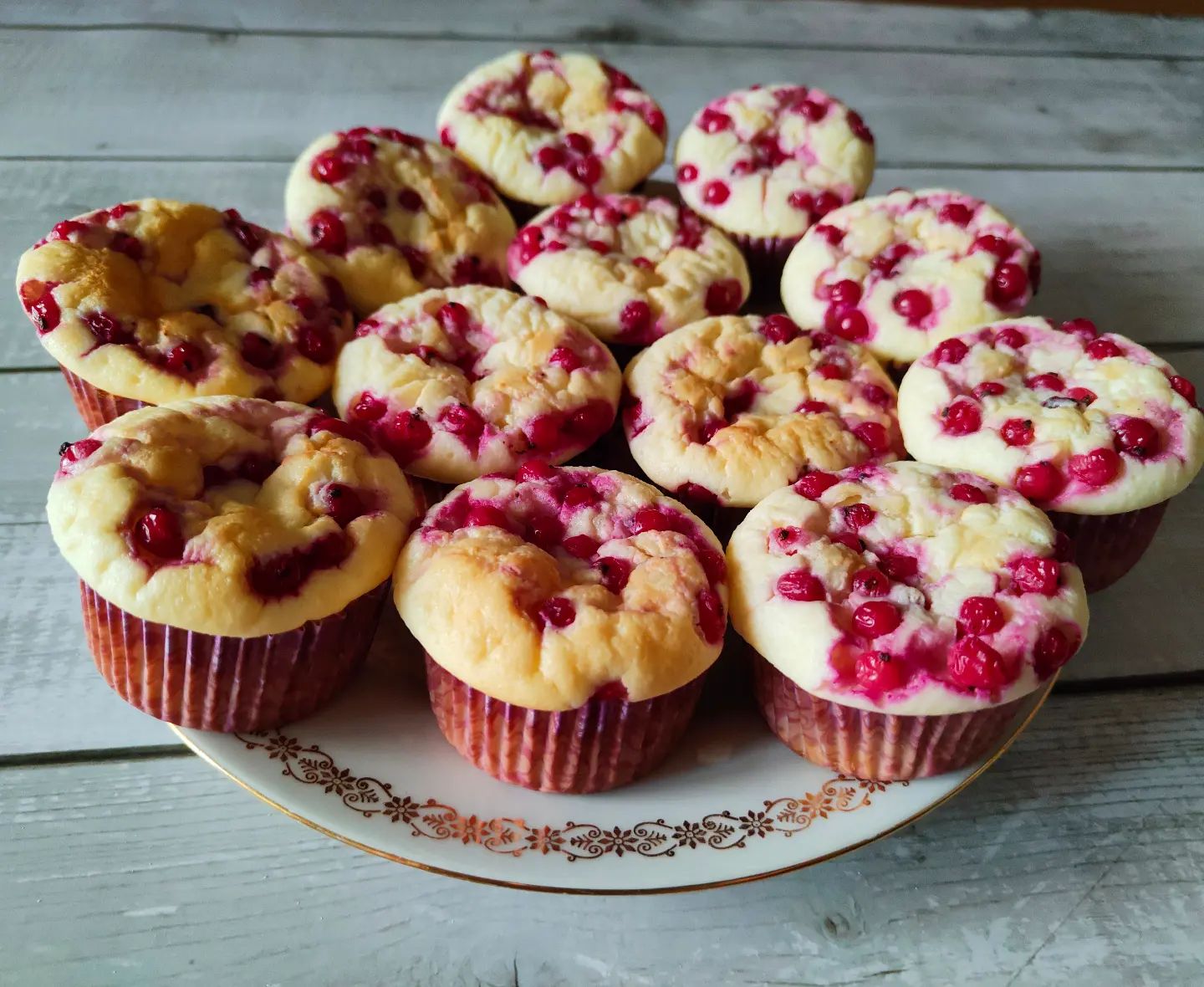 Кекси-тістечка з сирною шапочкою та ягодами - ну це дуже смачно! Ідеально на сніданок чи перекус!