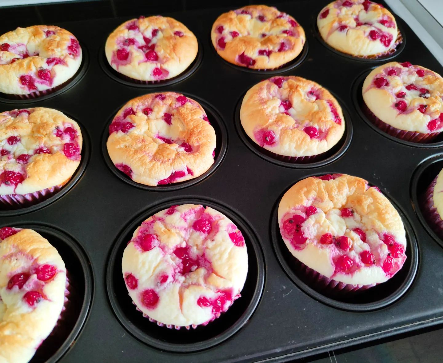 Кекси-тістечка з сирною шапочкою та ягодами - ну це дуже смачно! Ідеально на сніданок чи перекус!