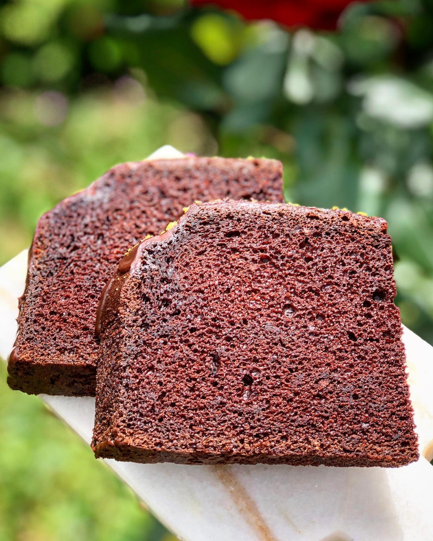 Все змішала вінчиком і у духовку! Шоколадний тортокекс - структура кексу вразила, немов губка! На смак у міру солодкий, вологуватий, дуже схожий на брауні, тільки шоколад не потрібен!