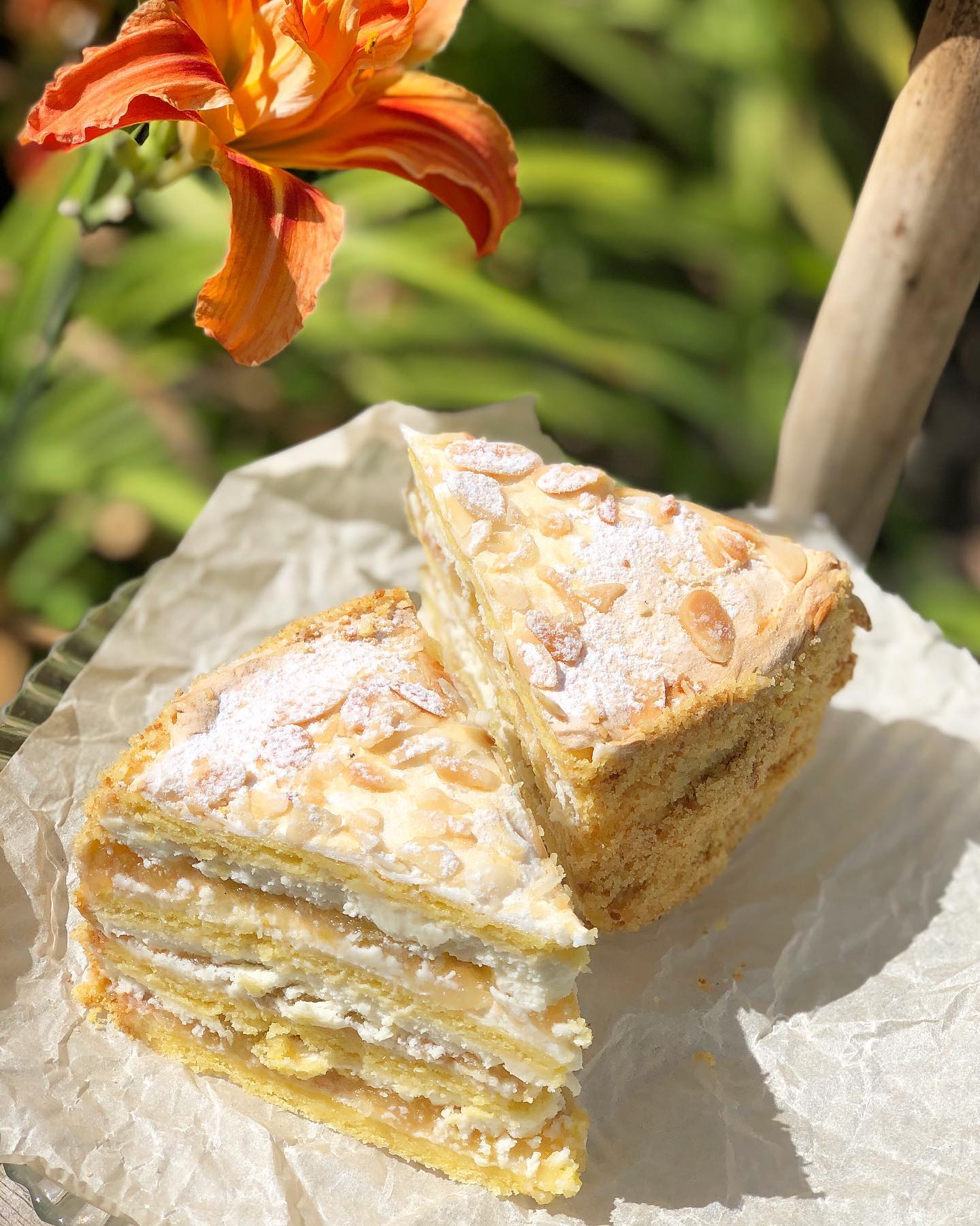 Насолоджуємося неземним смаком пляцка "Яблука під снігом" - готується дуже легко, а результат шикарний! В сезон яблук печу його часто!