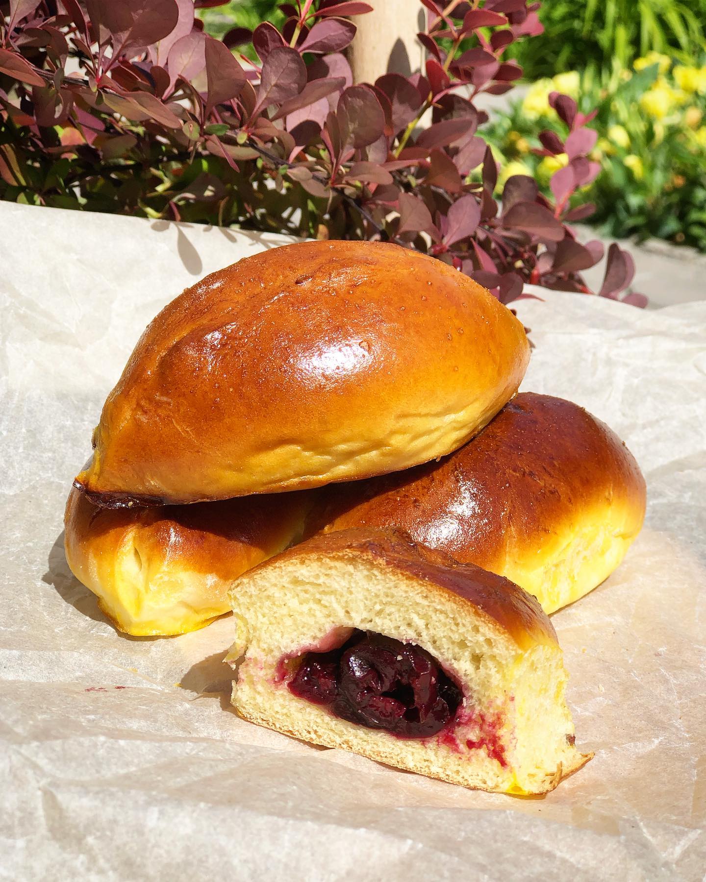 Ці пиріжки дивовижно смачні, такі ароматні, шикарна здоба, їж і не можеш наїстися! Тісто дуже схоже на віденське, але там НЕ так багато проблем з ним!