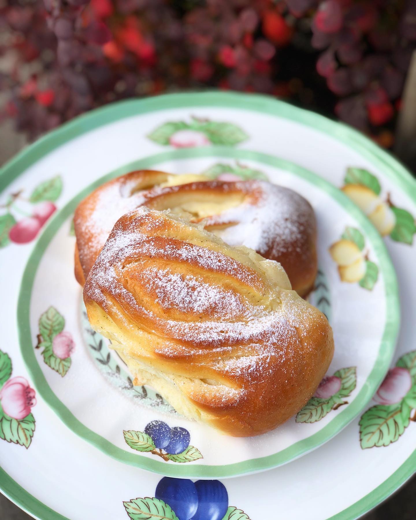 Пухові булочки із сирною начинкою - вони такі ніжні і смачні, що словами не передати! А готуються просто і швидко!