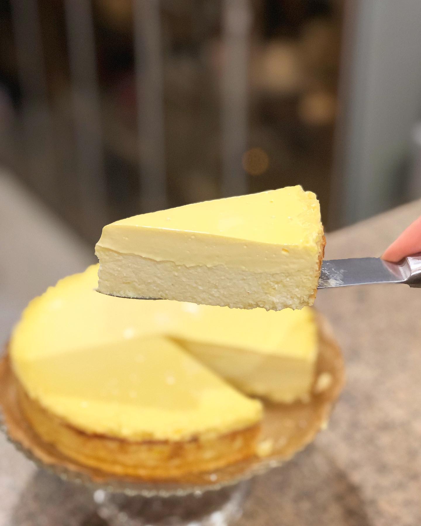 Ця запіканка схожа на торт - ніжна і неймовірно смачна двошарова сирна запіканка на сніданок