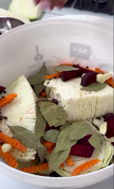 Смачна, хрумка, солона капуста "Пелюстка" БЕЗ оцту! Люблю цю капусту і в маринованому вигляді, але квашена смакує по-особливому!