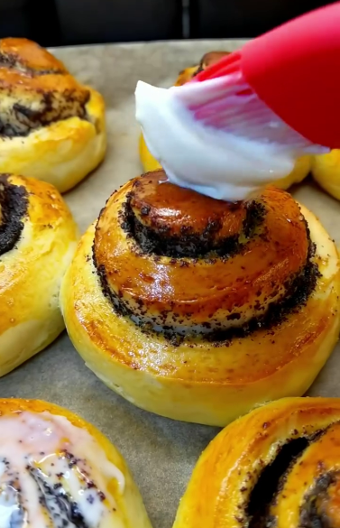 Найсмачніші булочки, які я колись робила! Ніжна здоба, смачна макова начинка та ароматна сирна глазур