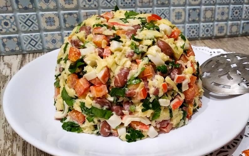 Салат з квасолею - це дуже смачно і ситно! Готую його часто і подаю хоч в будні, хоч до святкового столу