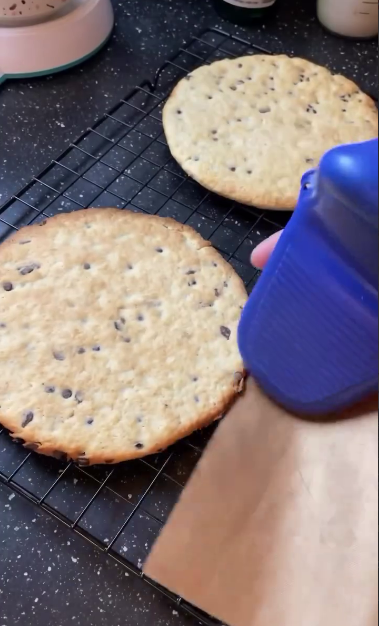 Цей пляцок підкорює з першого шматочка! Найсмачніший торт «Капітан Кукіс» - готується простіше ніж здається!