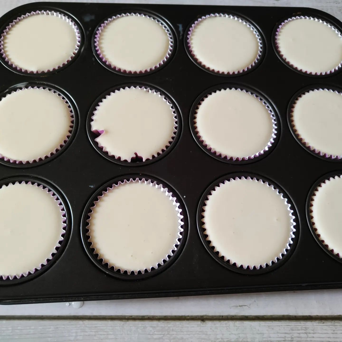 Кекси-тістечка з сирною шапочкою та ягодами - ну це дуже смачно! Ідеально на сніданок чи перекус!