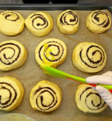 Найсмачніші булочки, які я колись робила! Ніжна здоба, смачна макова начинка та ароматна сирна глазур