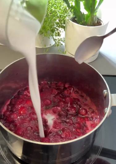 Просто, швидко і завжди смачно! Тертий пиріг з вишнею - найпростіший десерт який я впевнена кожному знайомий з самого дитинства!