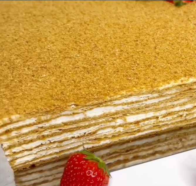 Торт «Медовик» - це найніжніший, ароматний і дуже смачний медовий тортик зі всіх, що я пробувала!