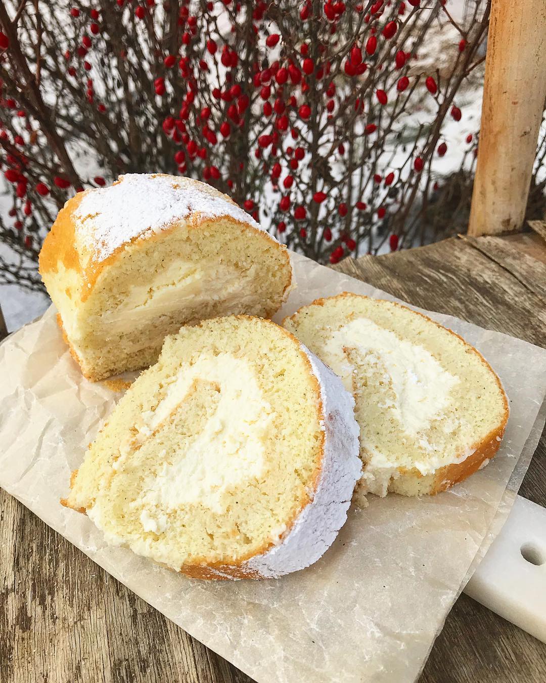 Бісквітний рулет із сирним кремом - ніжний, пишний і неймовірно смачний десерт до чаю