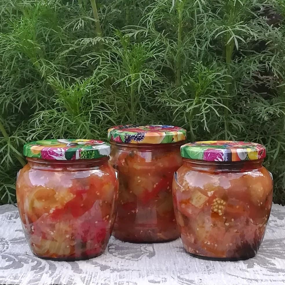 Овочевий салат "Десятка" - смачне зимове доповнення до будь-якого гарніру. Готувати його дуже легко і швидко, а їсти взимку - одне задоволення!