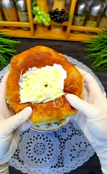 Не передати словами, як це смачно! Смажені коржики з начинкою лангош - приготувавши раз, готуватимете їх постійно!