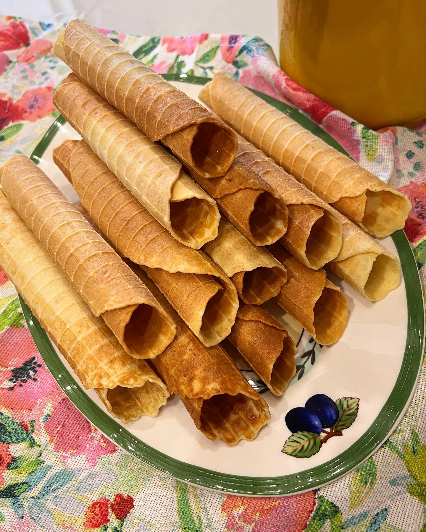 Хрусткі і дуже смачні вафельні трубочки - той самий найкращий рецепт, за яким нам готували ще в дитинстві!