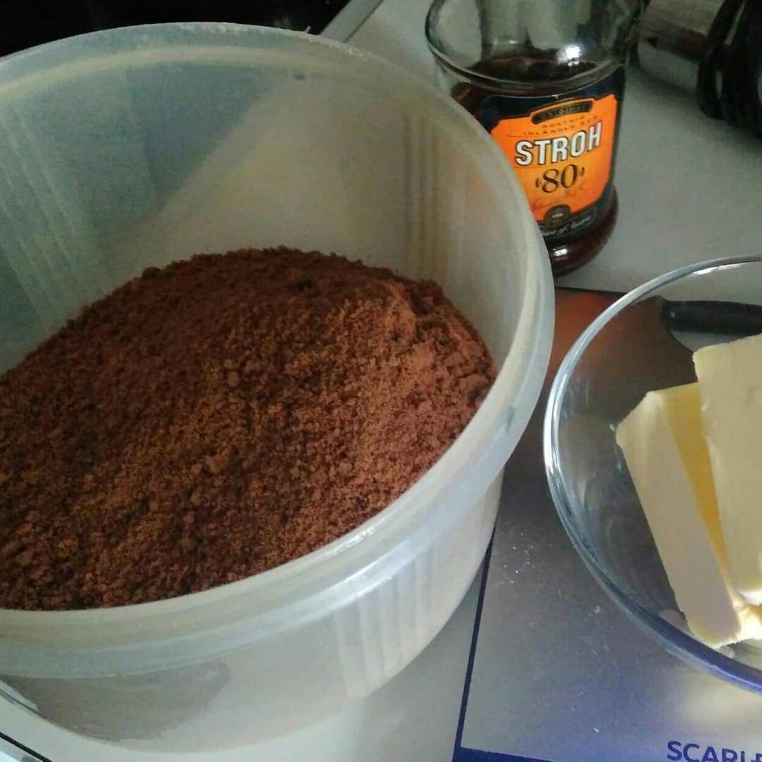 Шоколадно-сметанний торт з вишнями БЕЗ випічки - цю смакоту я готую швидко і просто, виходить не жирний і в міру солодкий