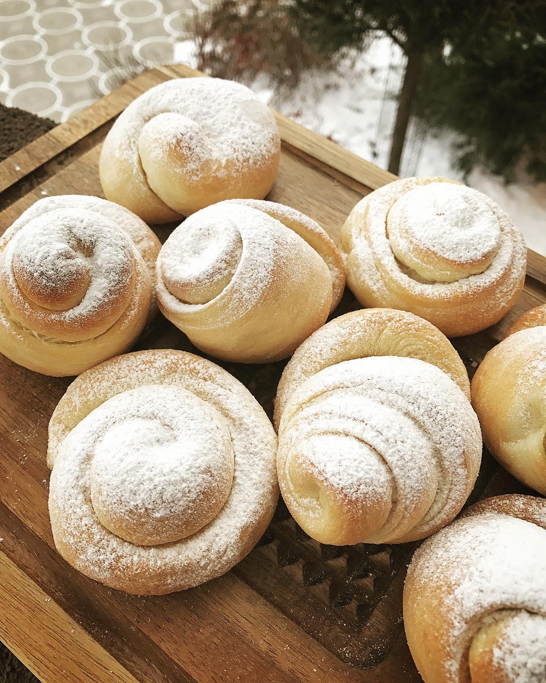 Таких булочок не купите ніде! Повірте мені, це не булочки, це справжні тістечка! Ніжнішого і невагомішого тіста я ще не бачила!