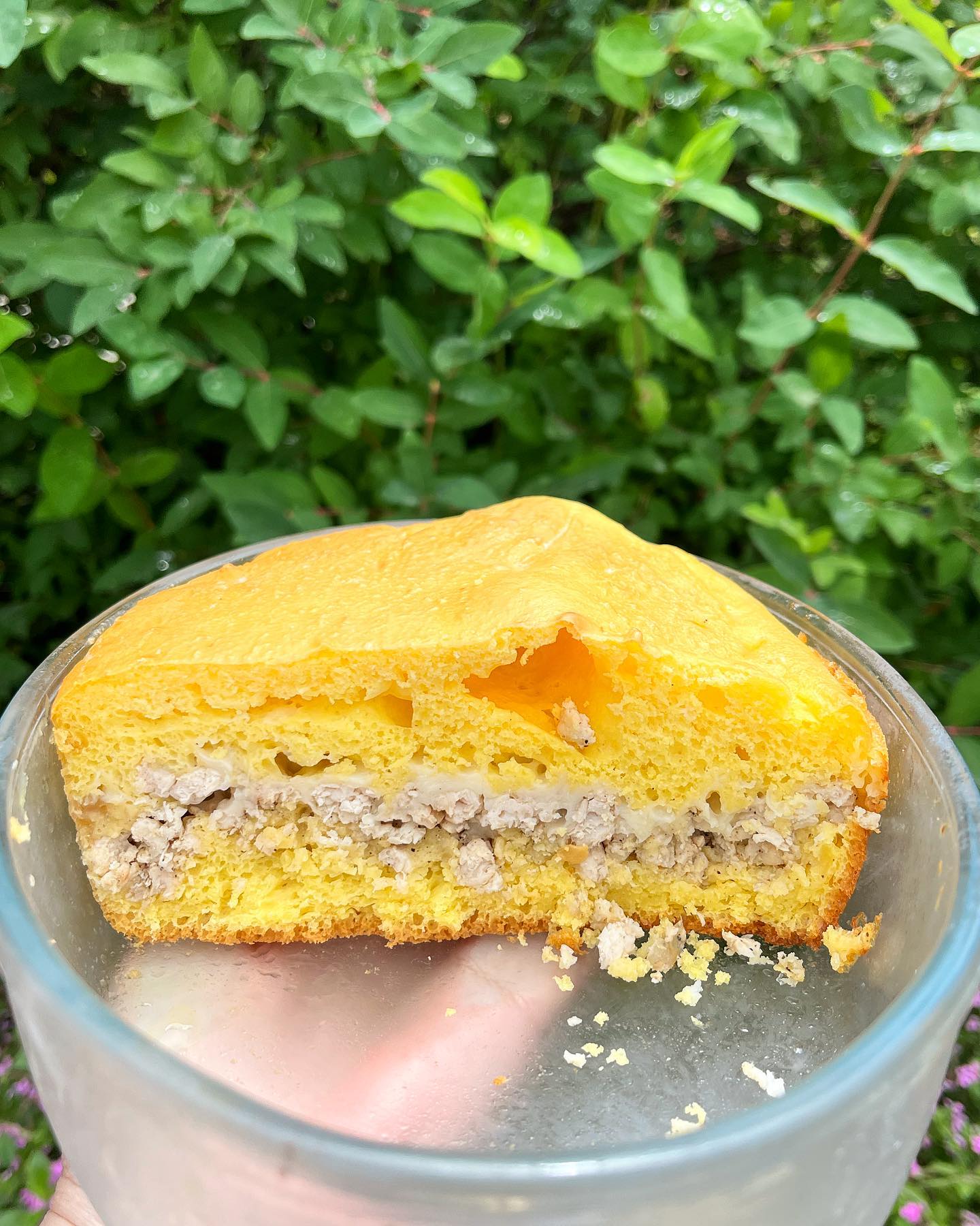 Рецепт смачного заливного пирога з куркою та грибами - печу його на швидку руку, ідеально на перекус чи на вечерю!