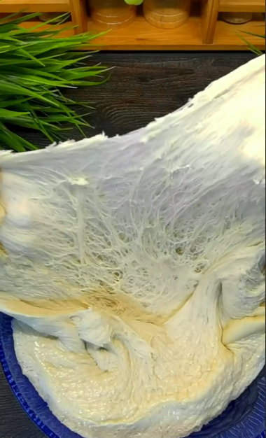 Не передати словами, як це смачно! Смажені коржики з начинкою лангош - приготувавши раз, готуватимете їх постійно!