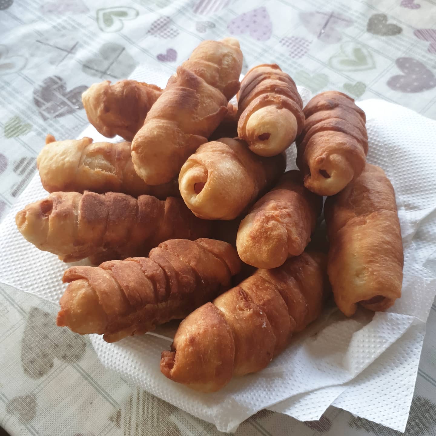 Показую, як просто і швидко я готую сосиски в тісті на сковороді - виходять ну дуже смачні і ніжні, як пух!