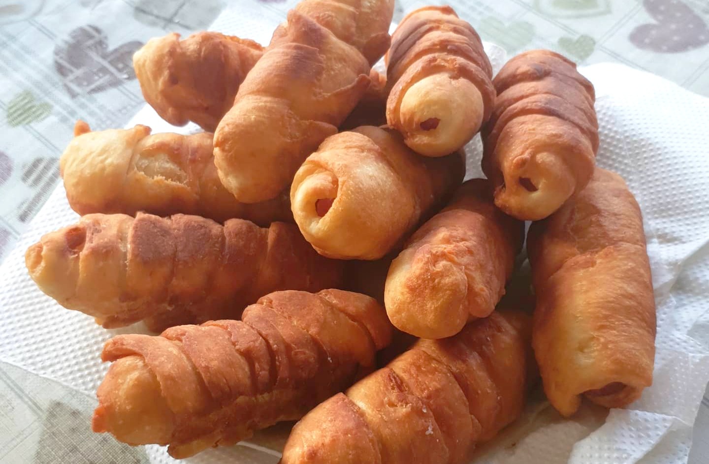 Показую, як просто і швидко я готую сосиски в тісті на сковороді - виходять ну дуже смачні і ніжні, як пух!