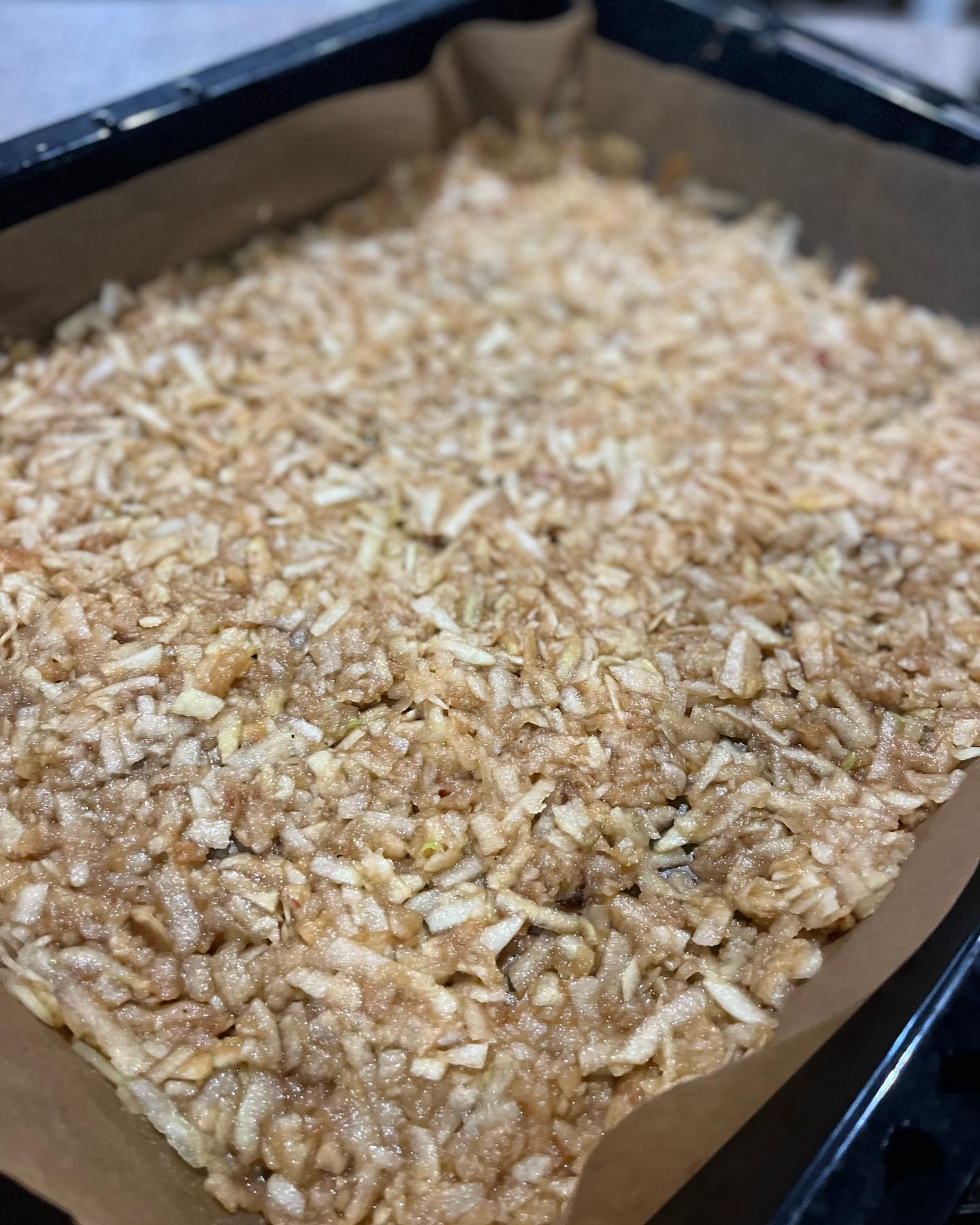 Просто викладаю яблука на деко і заливаю тістом! За 30 хв отримую смачний та пухкий рулет до чаю!