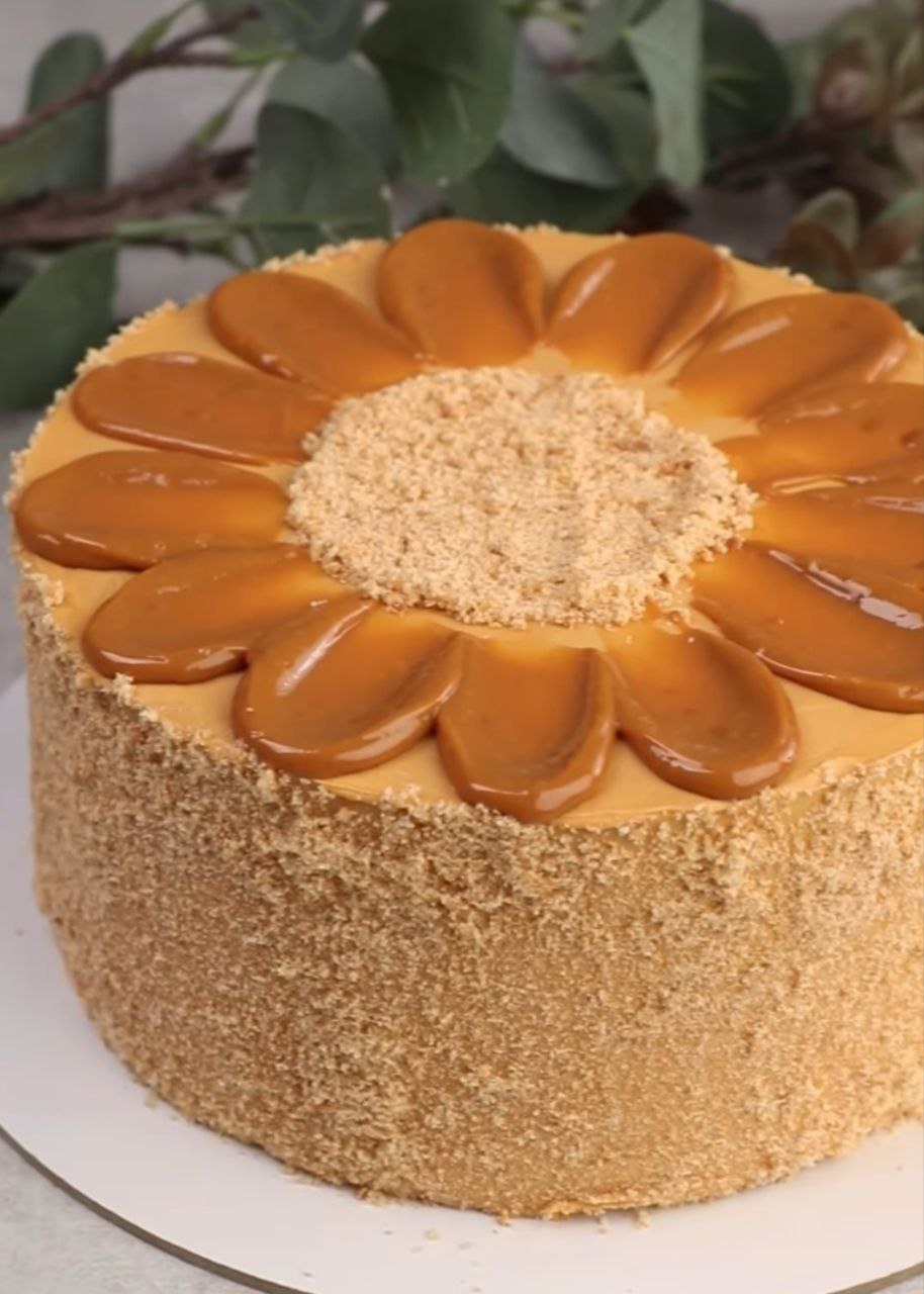 Пісочний торт з кремом із вареного згущеного молока, абрикосовим джемом і хрустким безе - це така смакота, що словами не передати!