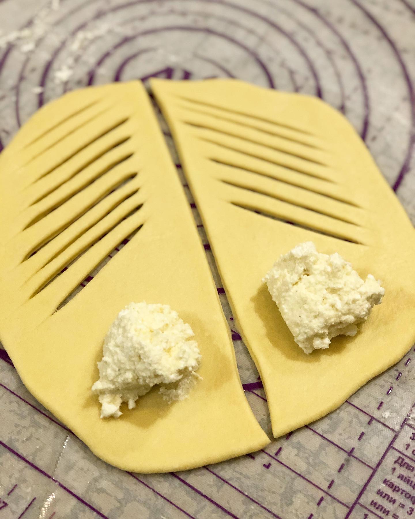 Пухові булочки із сирною начинкою - вони такі ніжні і смачні, що словами не передати! А готуються просто і швидко!