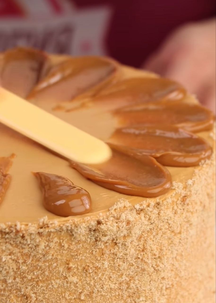 Пісочний торт з кремом із вареного згущеного молока, абрикосовим джемом і хрустким безе - це така смакота, що словами не передати!