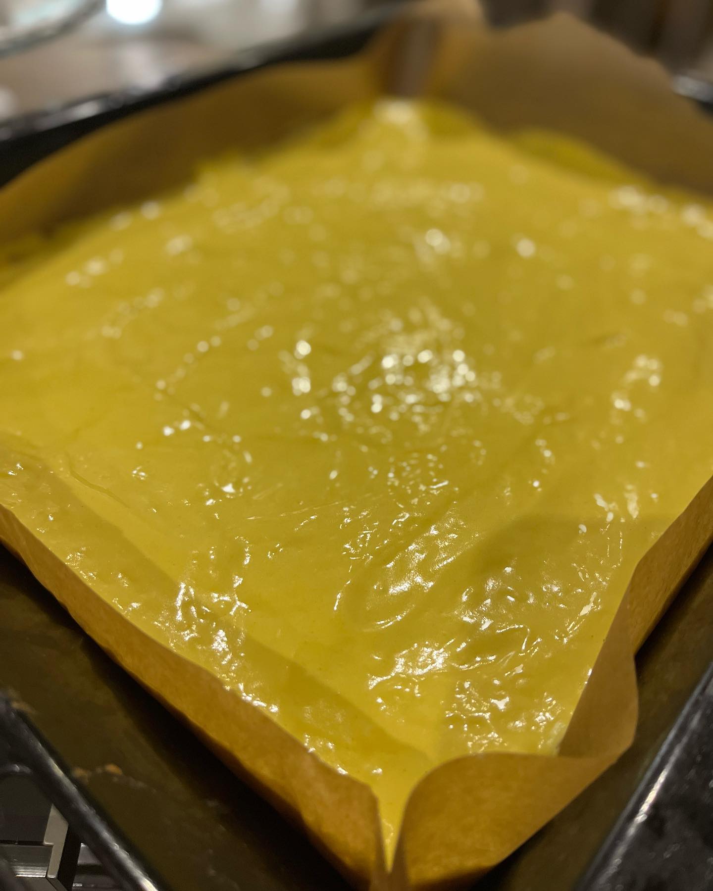 Просто викладаю яблука на деко і заливаю тістом! За 30 хв отримую смачний та пухкий рулет до чаю!