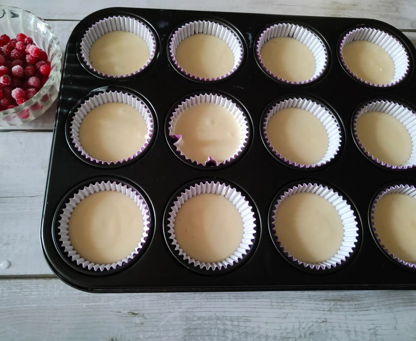 Кекси-тістечка з сирною шапочкою та ягодами - ну це дуже смачно! Ідеально на сніданок чи перекус!