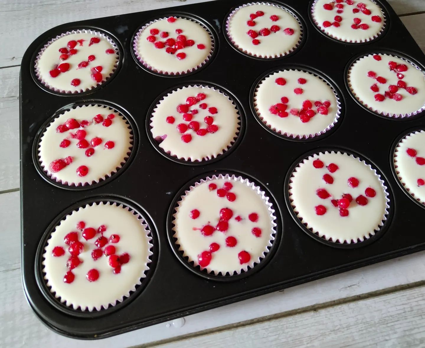 Кекси-тістечка з сирною шапочкою та ягодами - ну це дуже смачно! Ідеально на сніданок чи перекус!