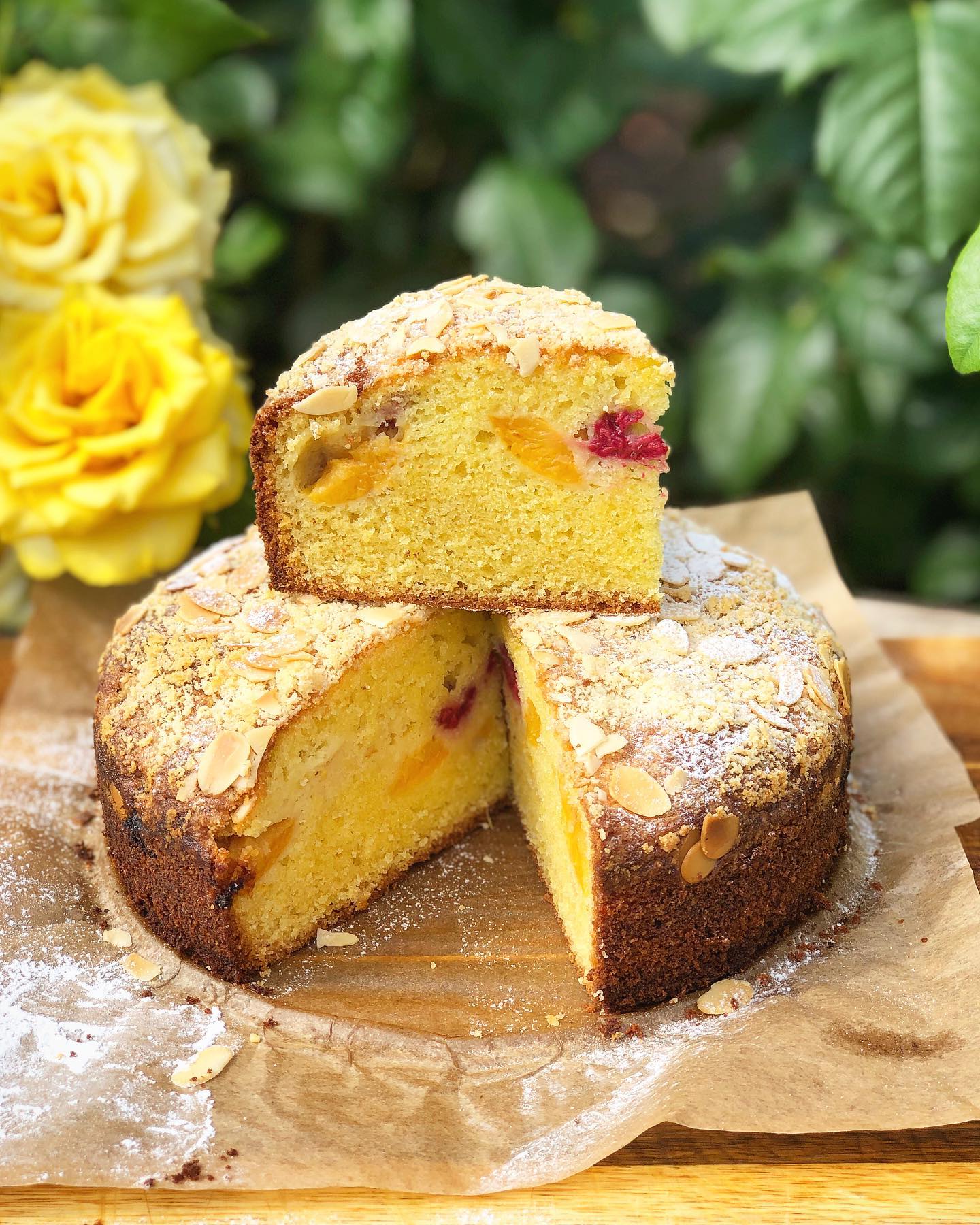 Цей пухкий вершково-фруктовий пиріг підкорює з першого шматочка - це так смачно і ніжно, що встояти неможливо!