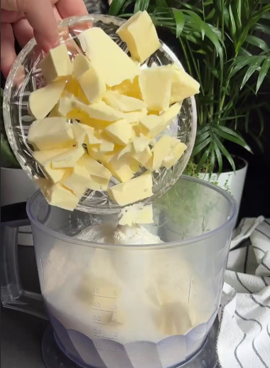 Просто, швидко і завжди смачно! Тертий пиріг з вишнею - найпростіший десерт який я впевнена кожному знайомий з самого дитинства!