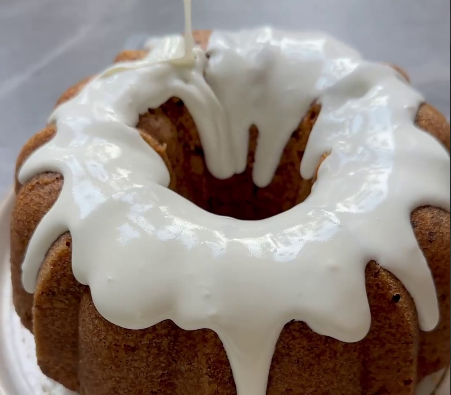 Для мене це справжня осіння випічка! Морквяний кекс з цукровою глазур'ю - це дуже смачно, а аромат на увесь будинок!